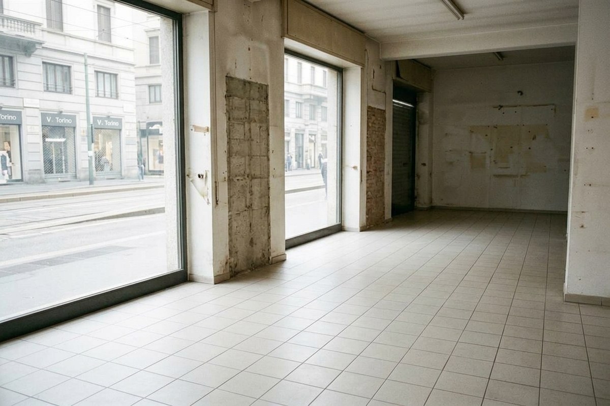 Locale commerciale e negozio a Milano completamente svuotato e pulito per chiusura o cambio gestione